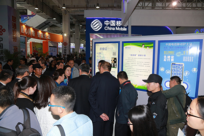 天坦移動(dòng)醫(yī)、護(hù)亮相信博會(huì)，展臺(tái)前人頭攢動(dòng)